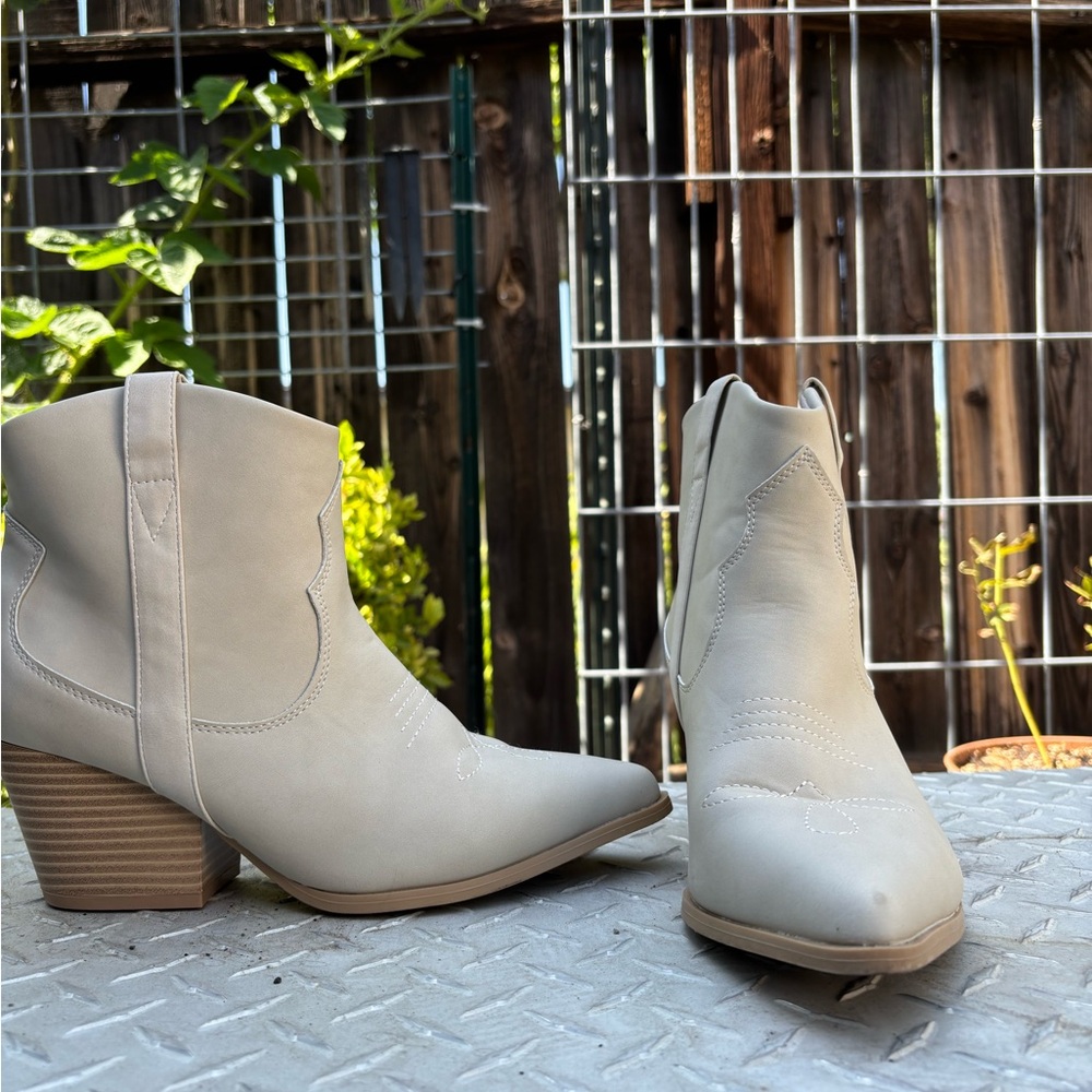 Elegant Cream Western Ankle Boots - Picture 7 of 8